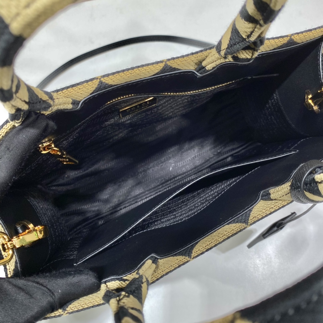 Pra*a small tote in saffiano leather 1ba354-28*22*9cm