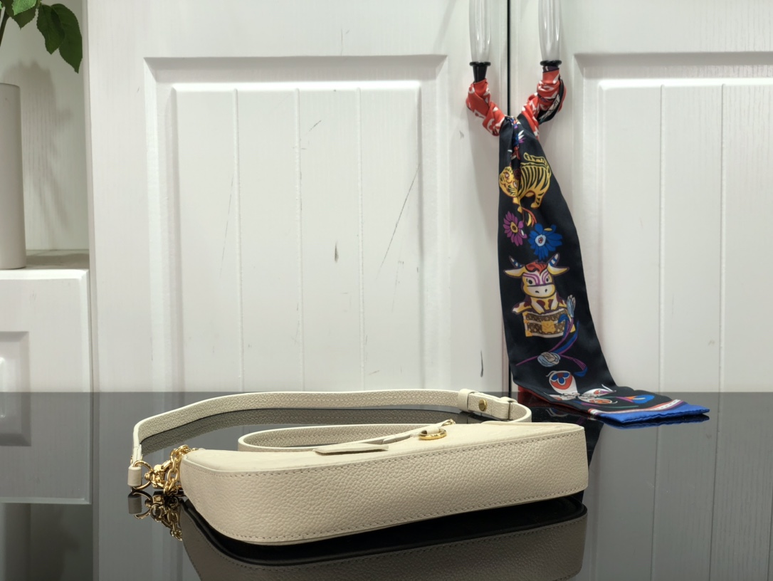 l0*is V*t0n easy pouch on strap-19x11.5x3cm