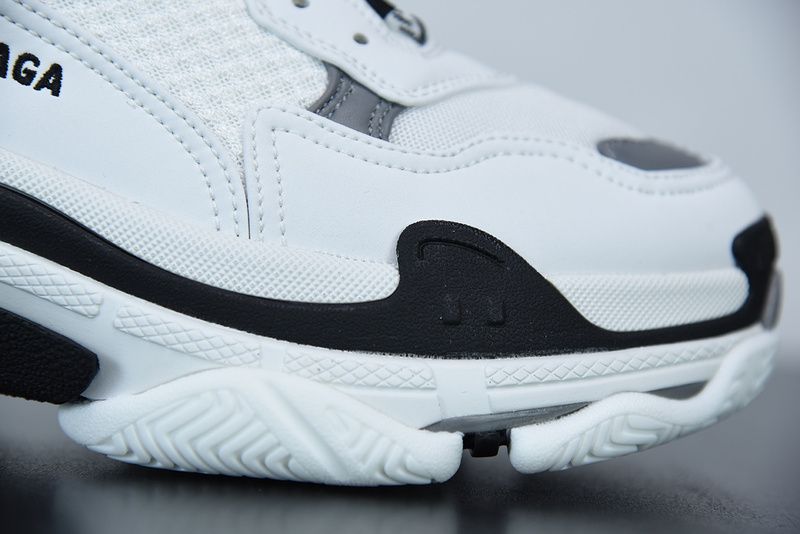 Ba*len*cia*ga triple s