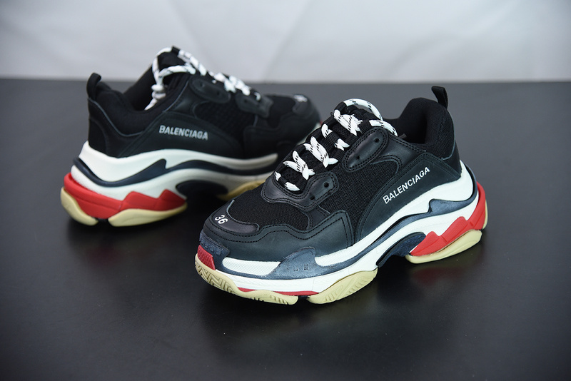 Ba*len*cia*ga triple s