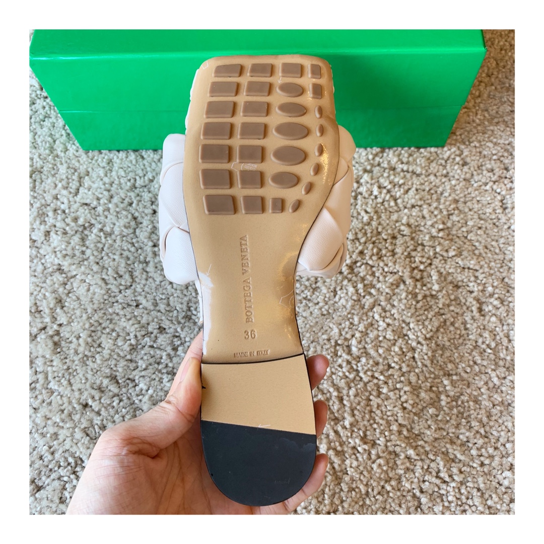 bo*te*ga Ve*ne*ta sandals