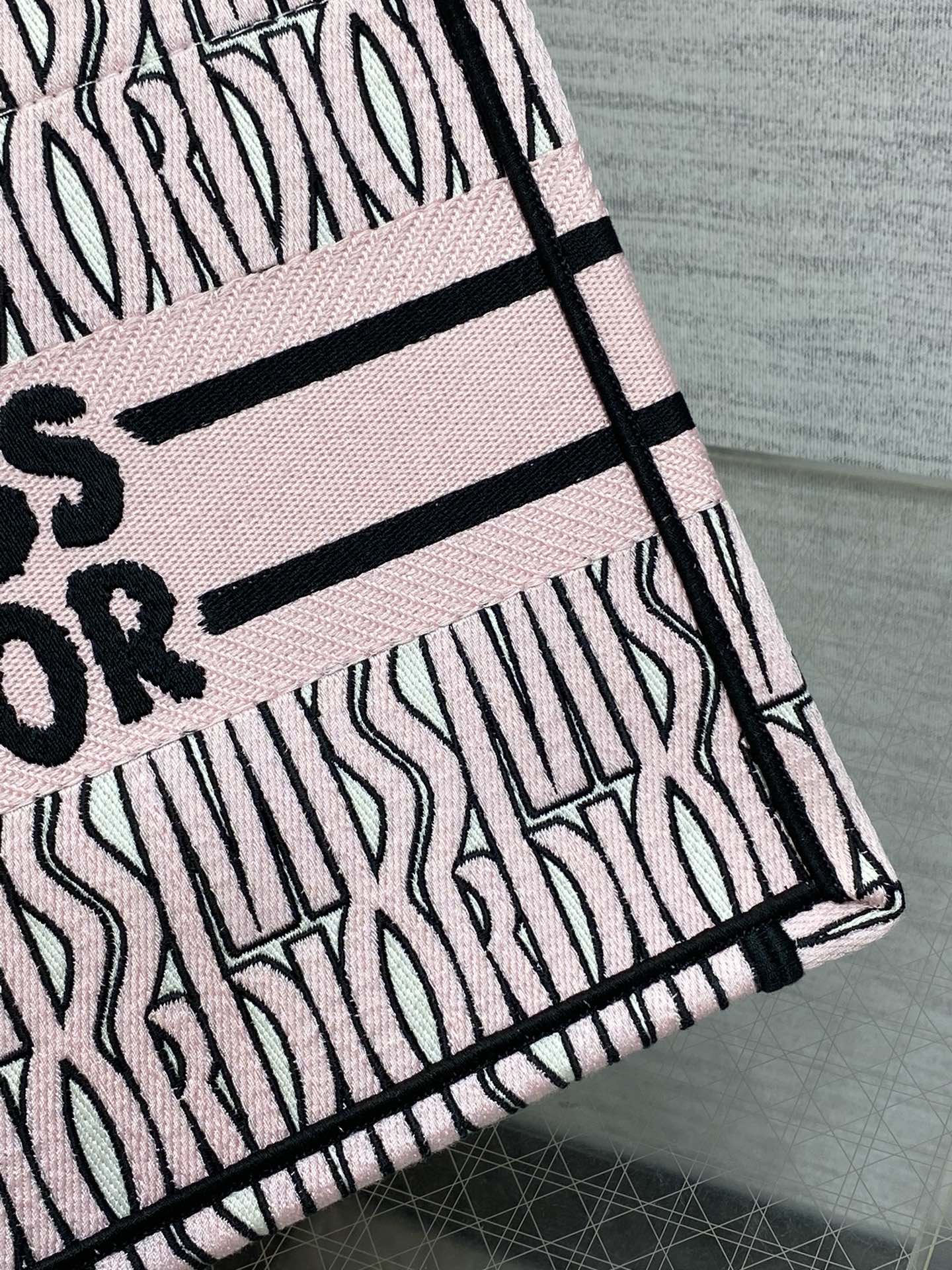 D*or small book tote-26*8*22cm