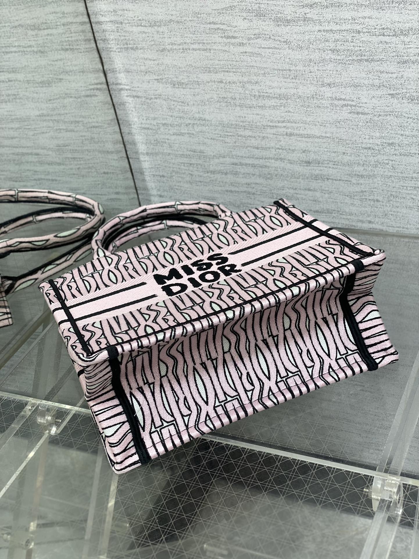 D*or small book tote-26*8*22cm