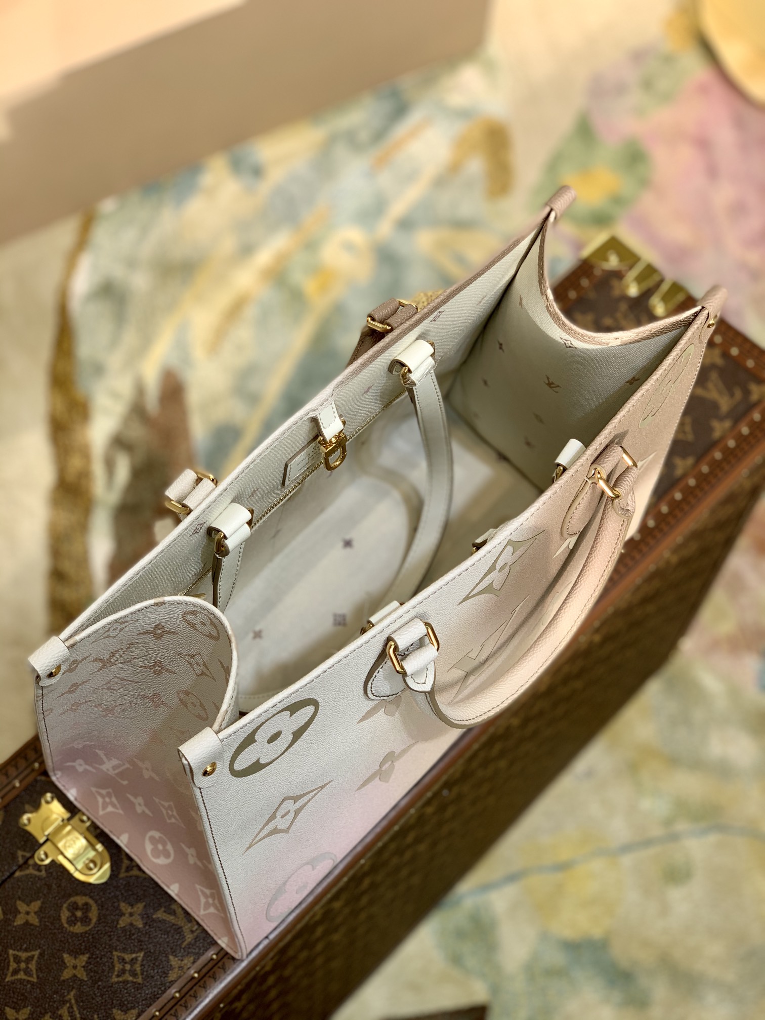 l0*is V*t0n onthego handbag-25*19*11.5 cm