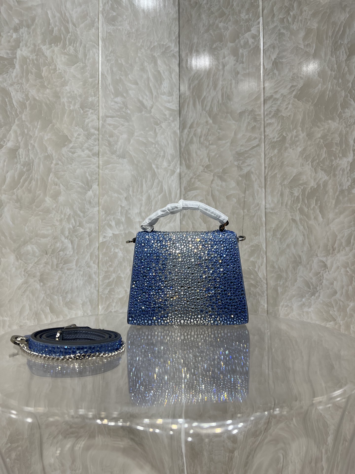 Va1e*ntin0 vlogo signature chain bag-19*13*9cm