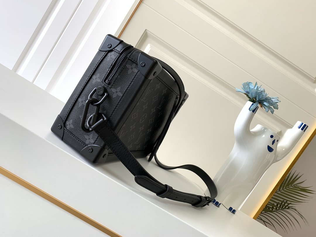 l0*is V*t0n soft trunk-25x17x9.5m