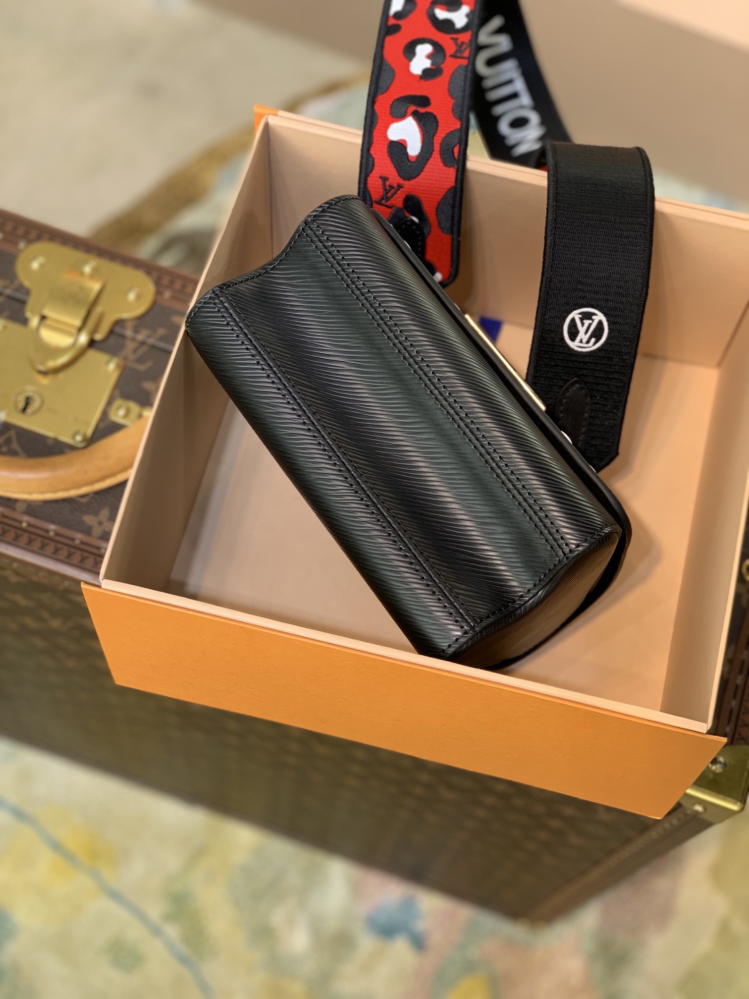 l0*is V*t0n wild at heart twist mm-23*17*9.5cm