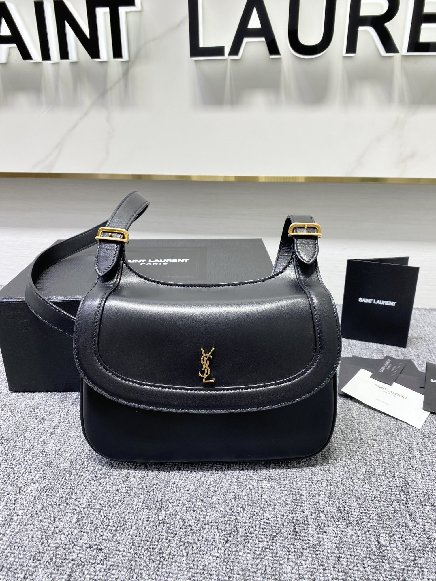 Va1e*ntin0 charlie handbags-23x17x4cm