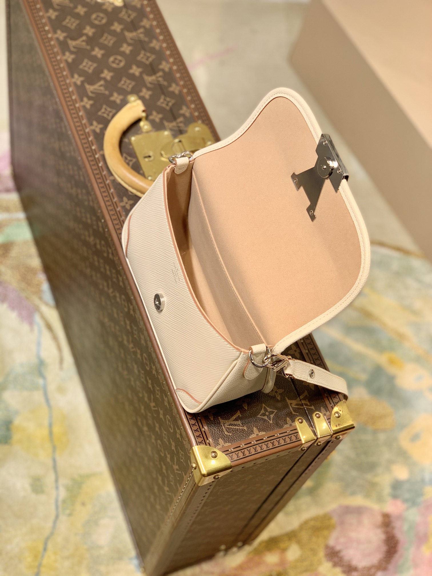 l0*is V*t0n buci handbag-24.5 x 15.5 x 9cm