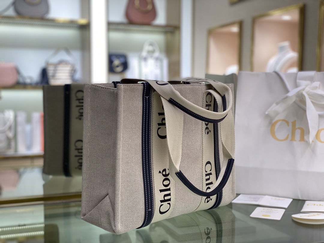 Ch10e woody tote bag