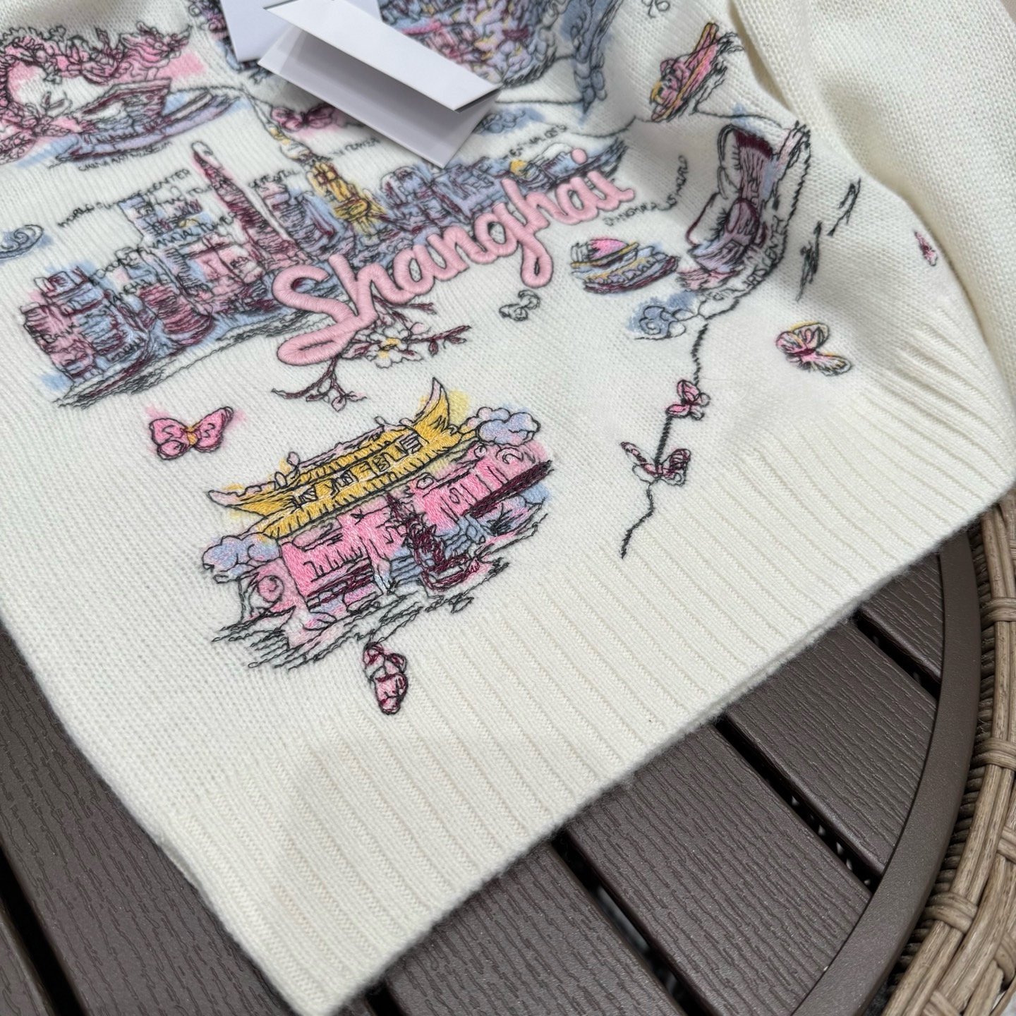 D10r souvenir embroidered sweater