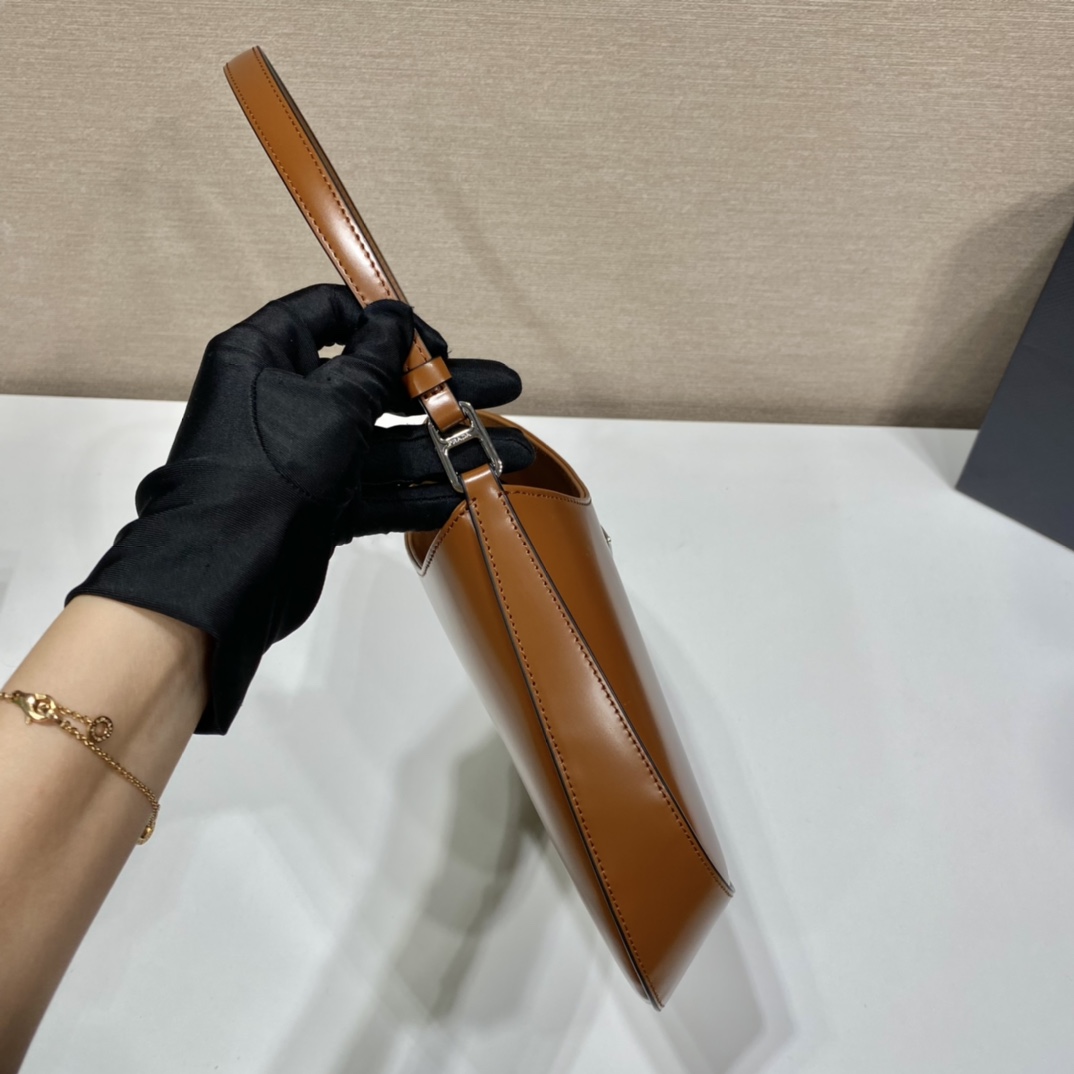 Pra*a cleo handbags-patent leather-26.5*15*4cm