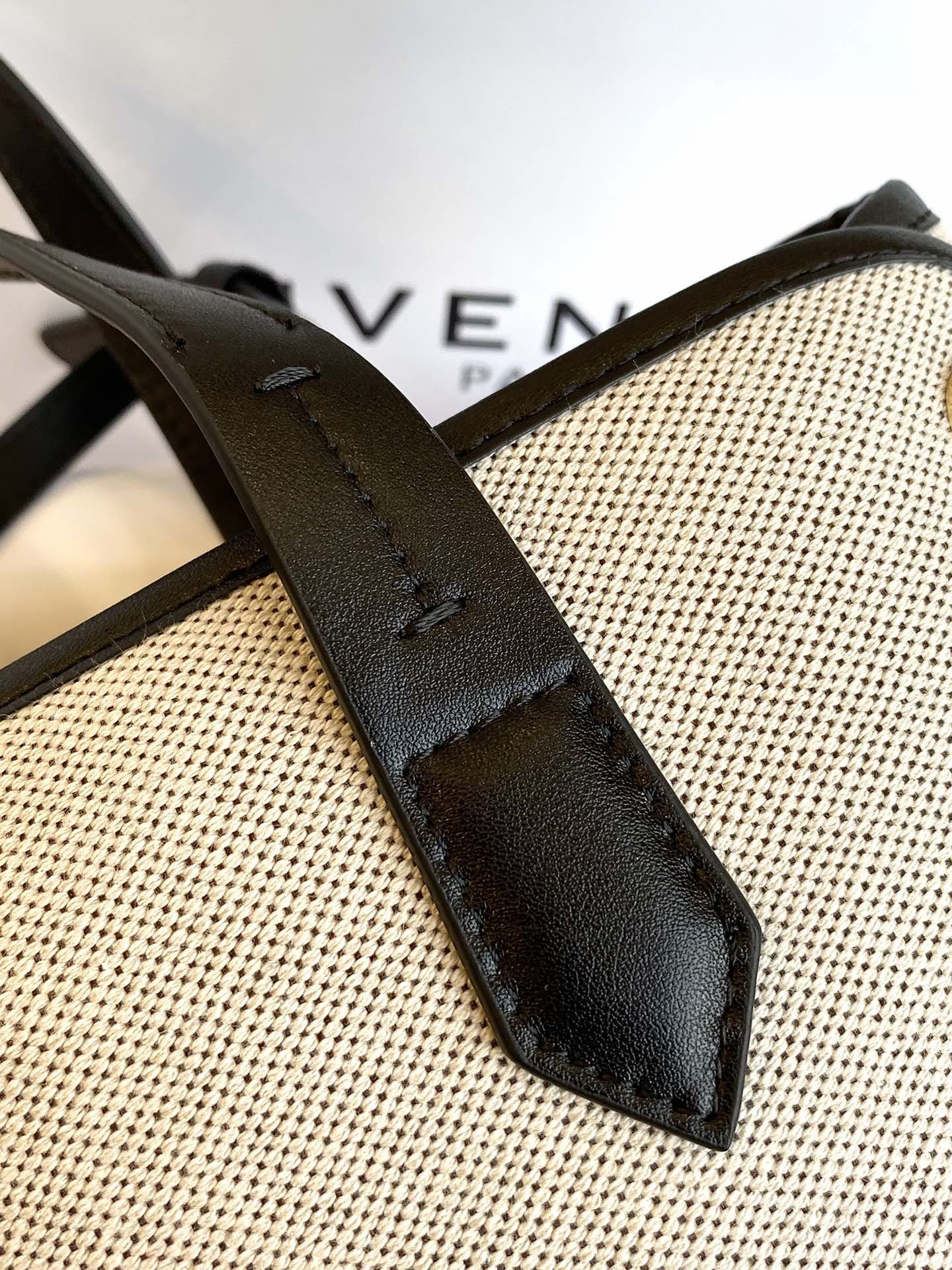 G1uenchy bond tote-21*32*14cm