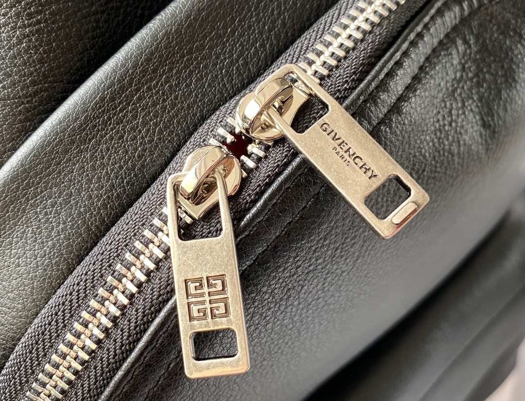 G1uenchy backpack-28x40x15cm