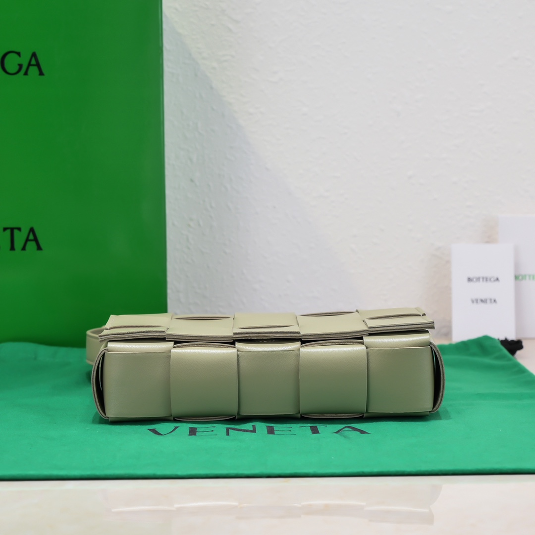 bo*te*ga Ve*ne*ta cassette bag-23x15x6cm