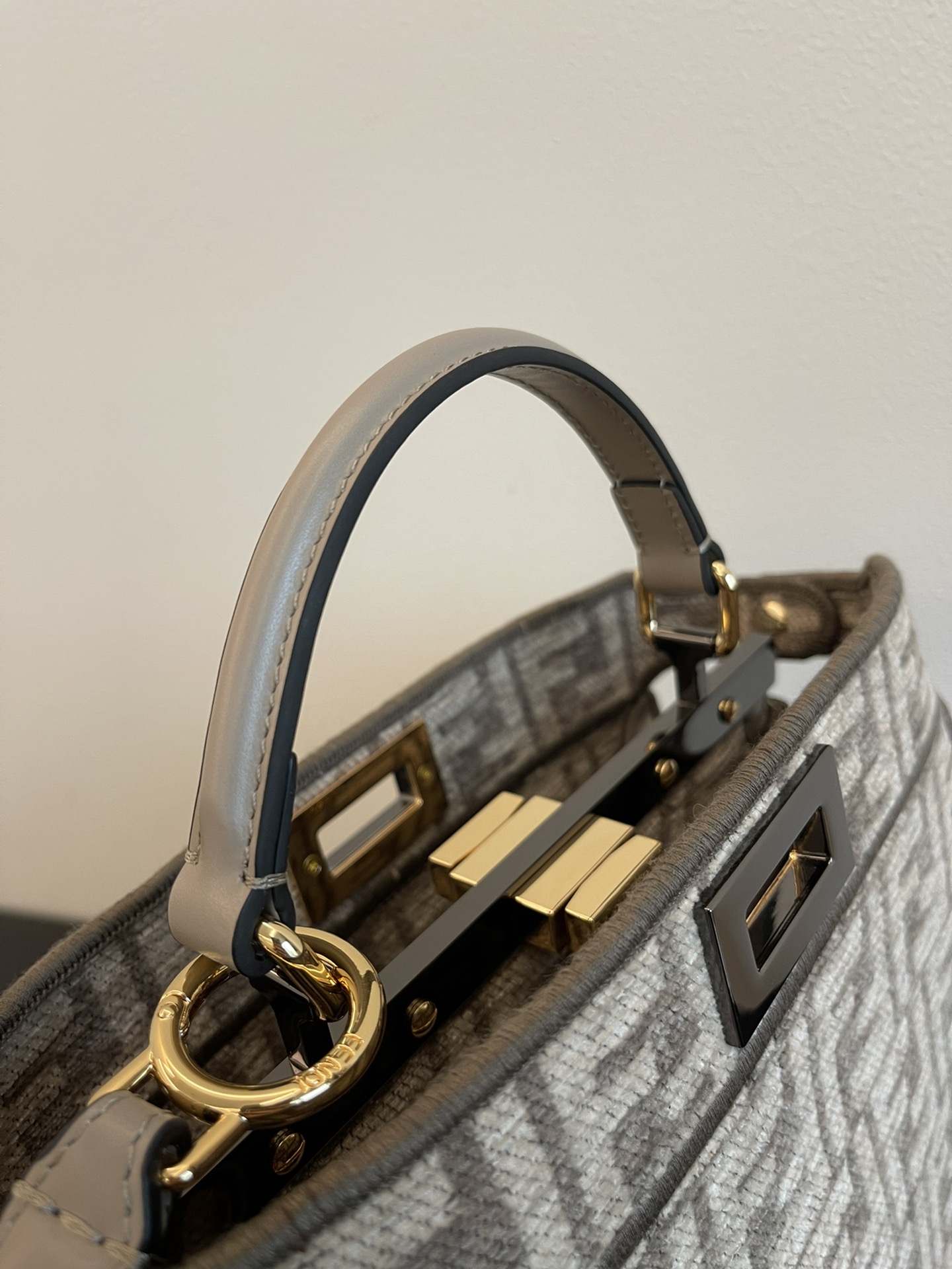 F**di peekabooiseeu-27x21x11cm