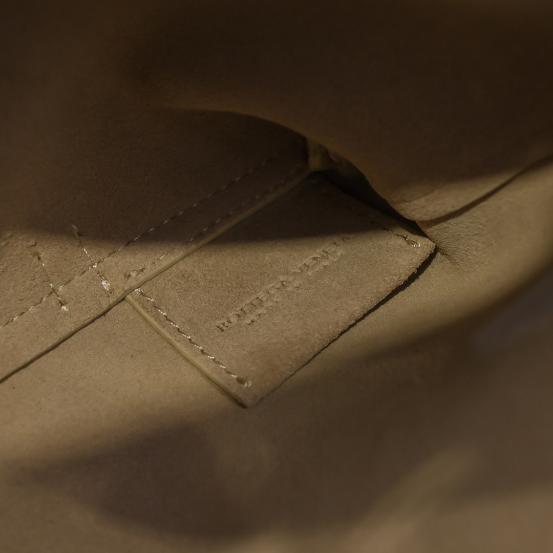 bo*te*ga Ve*ne*tacradle tote-30x23x16cm