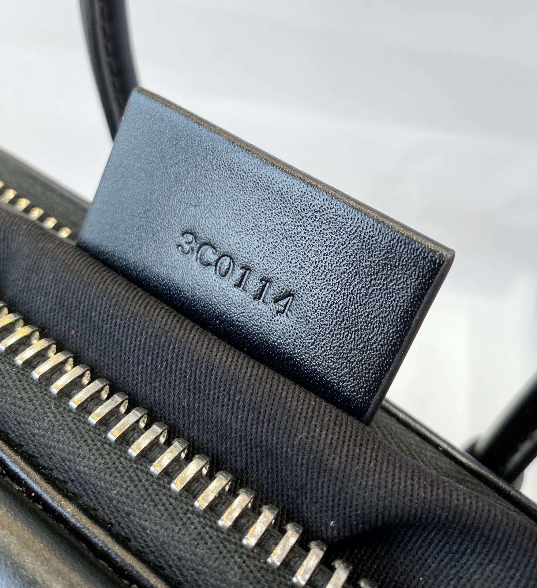 G1uenchy antigona tote