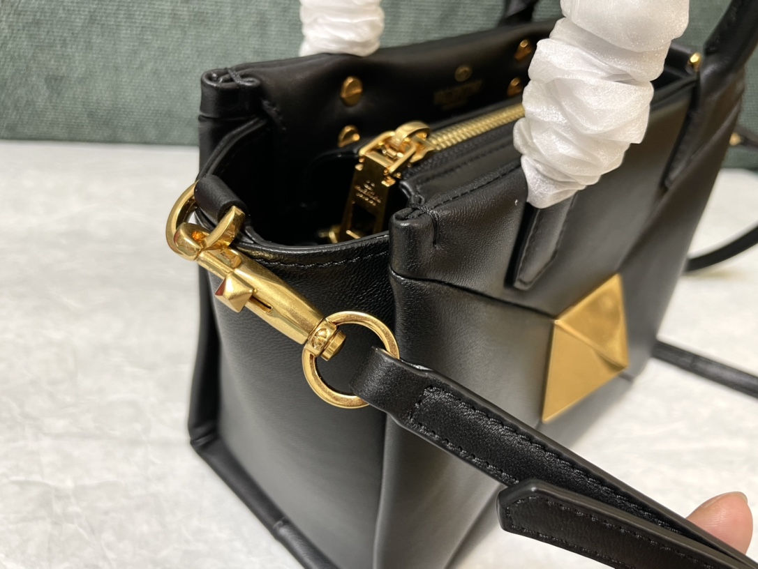 Va1e*ntin0 garavani onestud-18.5 x15x11cm