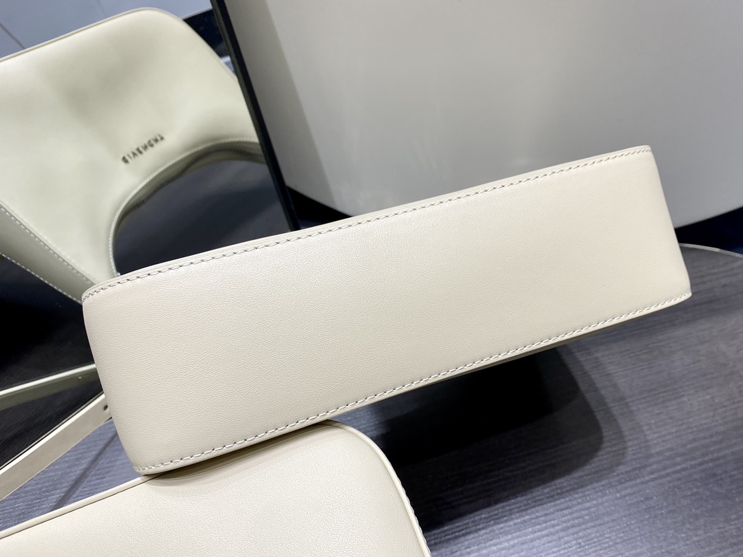 G1uenchy moon cut hobo-25x7x12cm