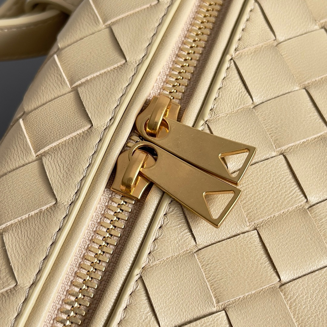 bo*te*ga Ve*ne*ta vanity case bag-22x12.5x5cm