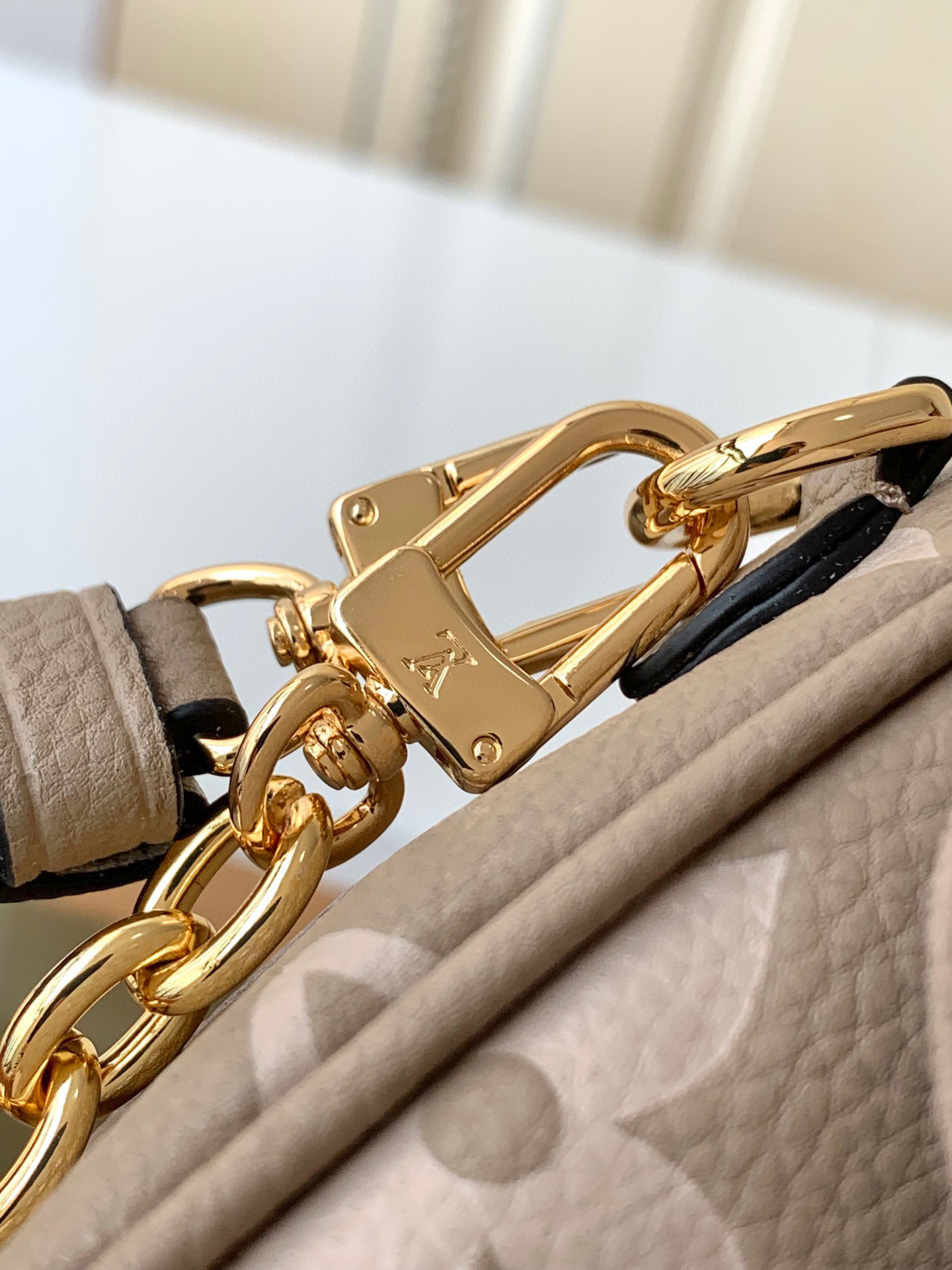 l0*is V*t0n wallet on chain ivy-23.5 x 12.0 x 4.3 cm