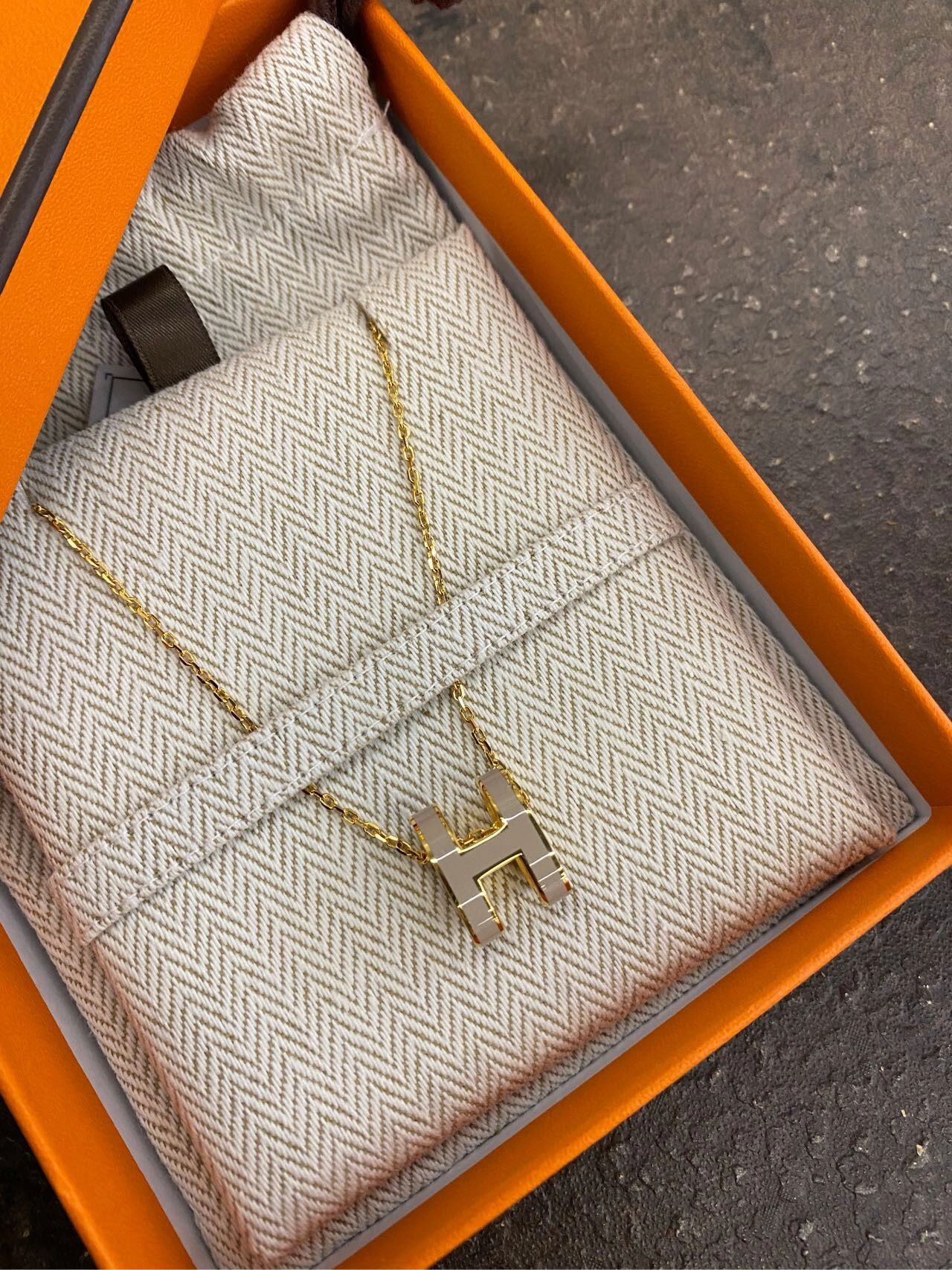 H**mes pop h necklace