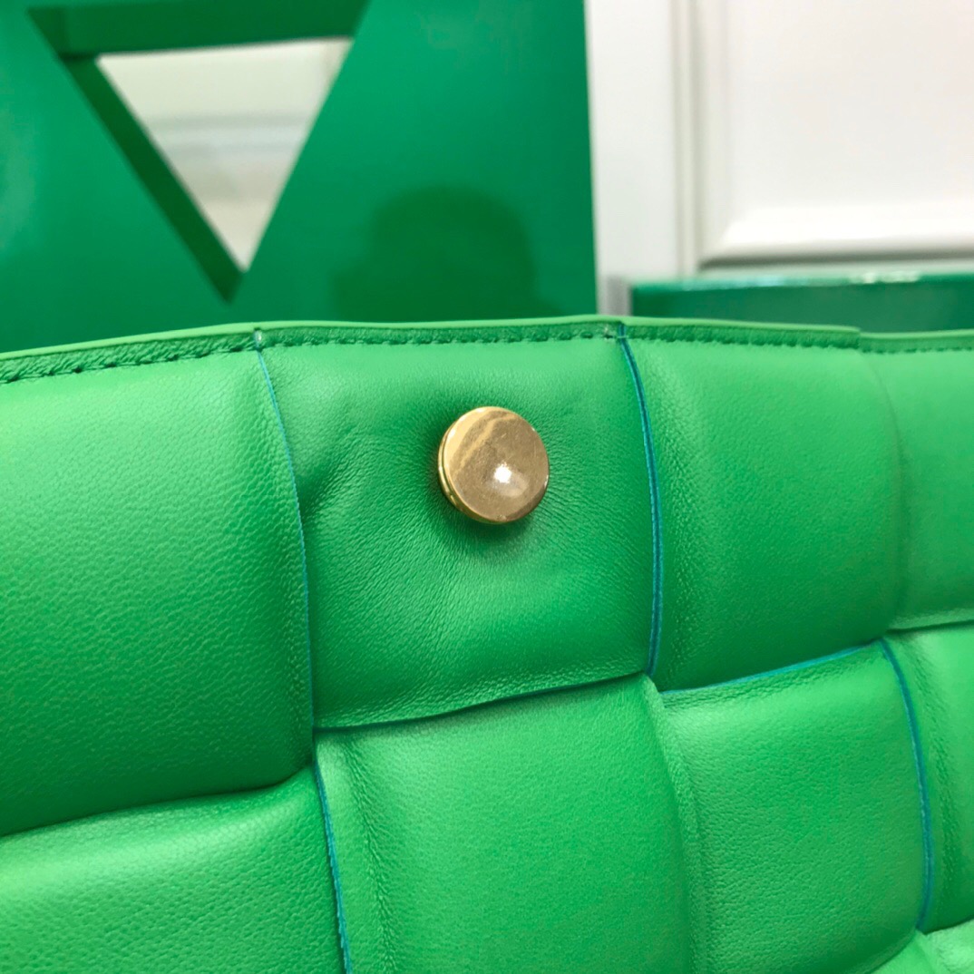 b0tt*ga Ven*ta padded cassette bag-26*18*8cm