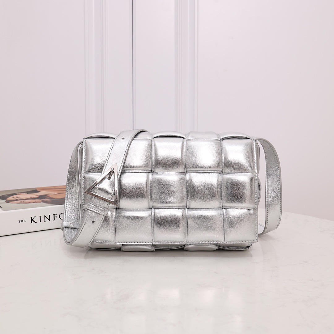 bo*te*ga Ve*ne*ta padded cassette bag-26*18*8cm