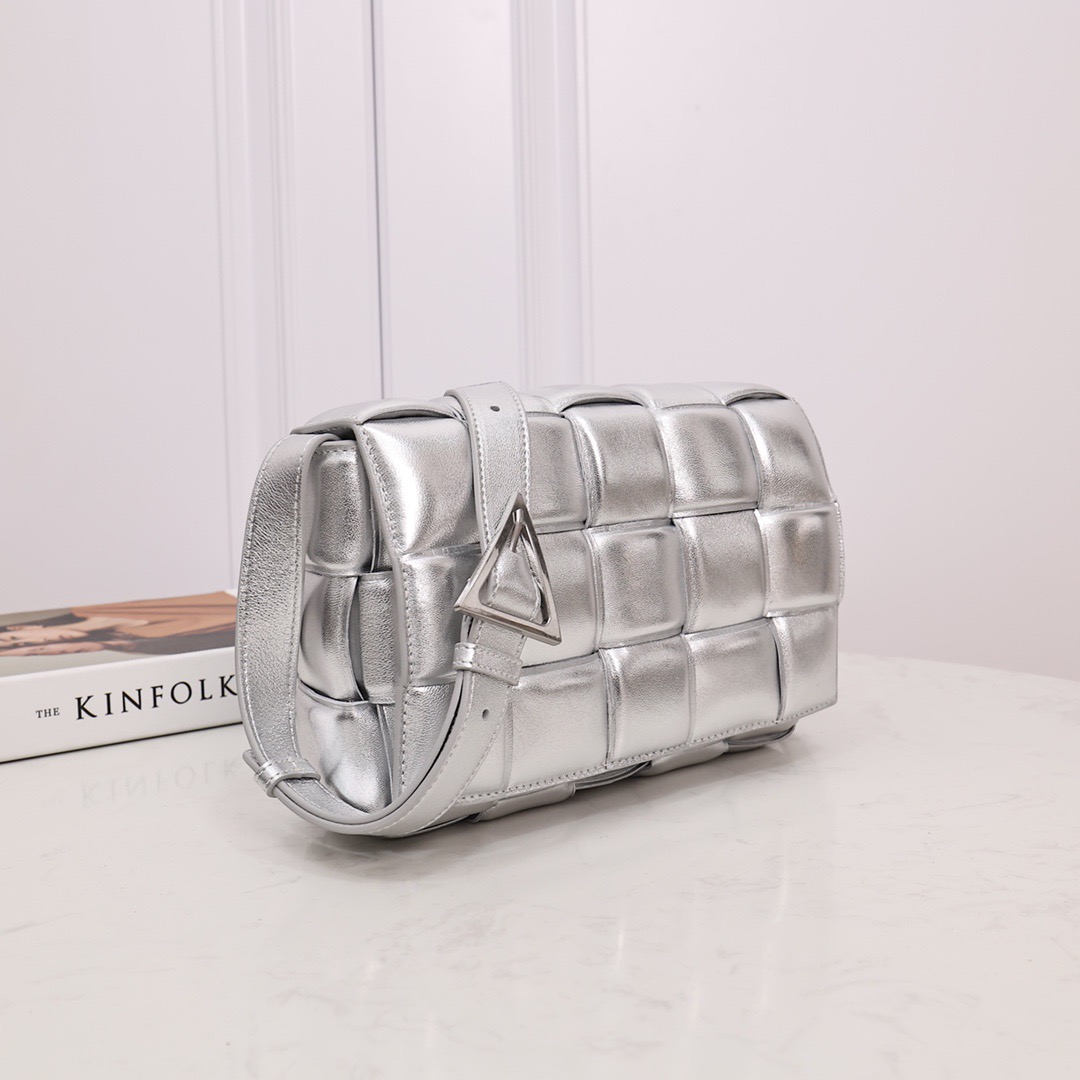 bo*te*ga Ve*ne*ta padded cassette bag-26*18*8cm