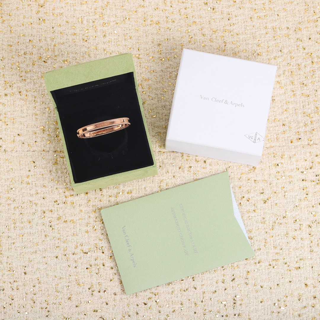 V*n Cl**f &arpels bracelet