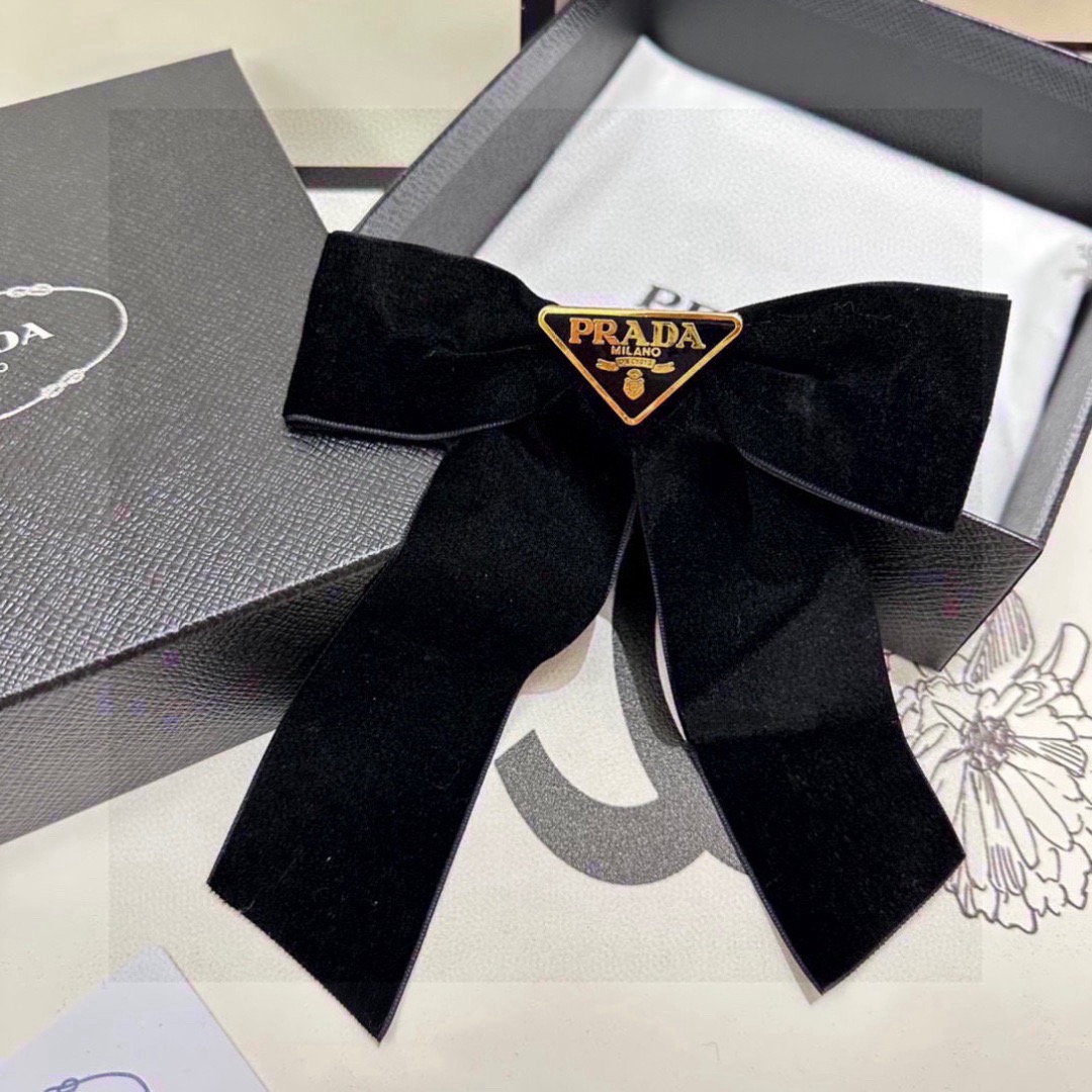 Pra*a triangle-logo bow velvet hair clip | black