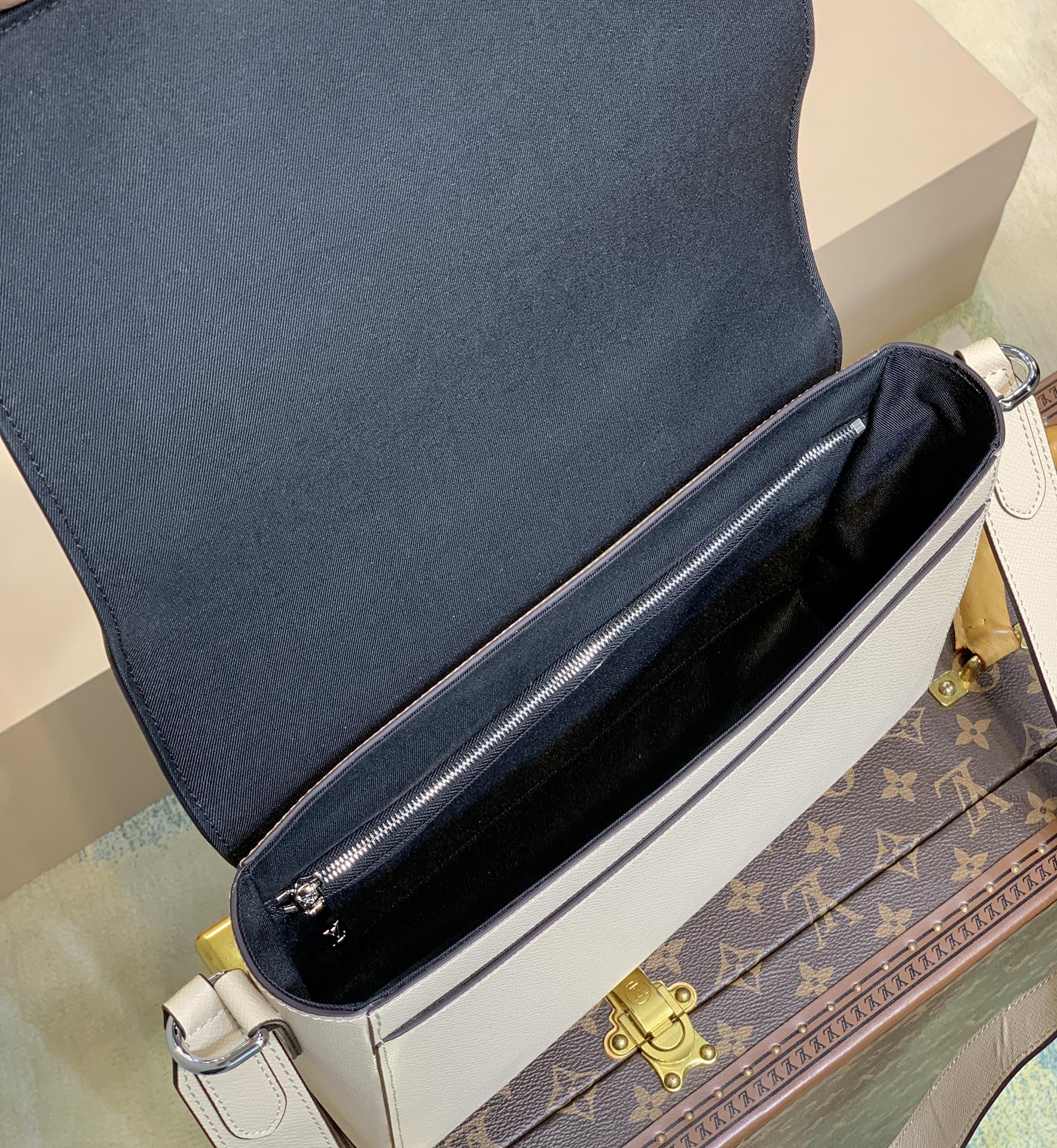 LV New Flap-M30807-28.3 x 18.3 x 4.3CM