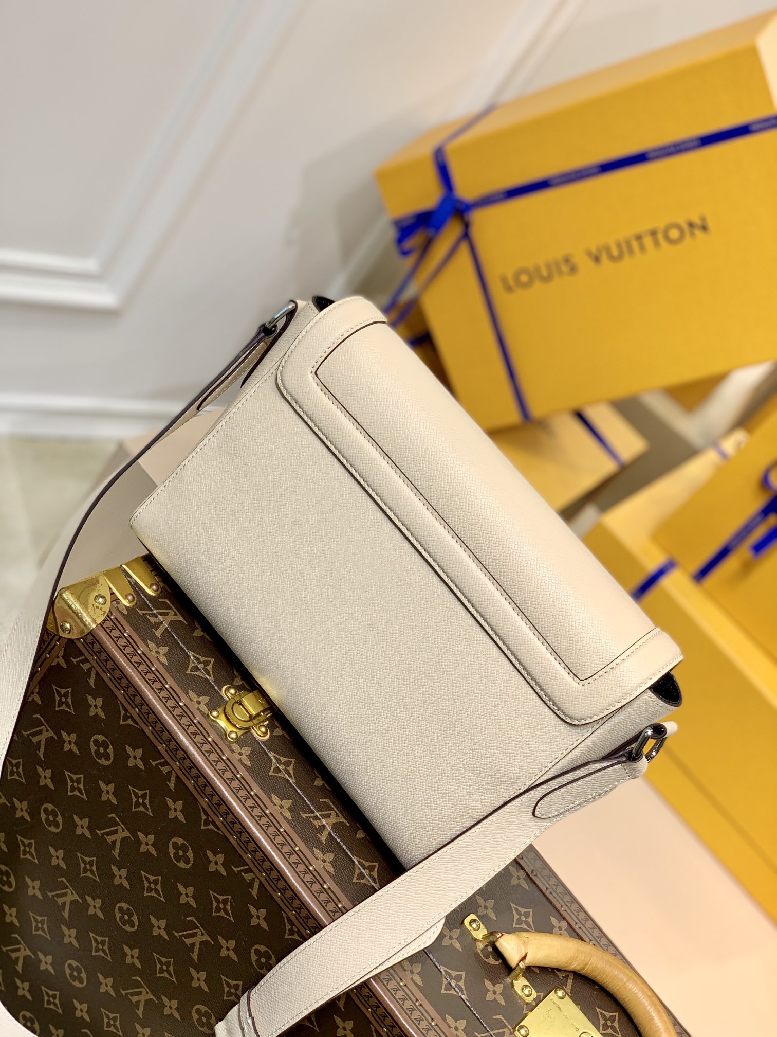 LV New Flap-M30807-28.3 x 18.3 x 4.3CM