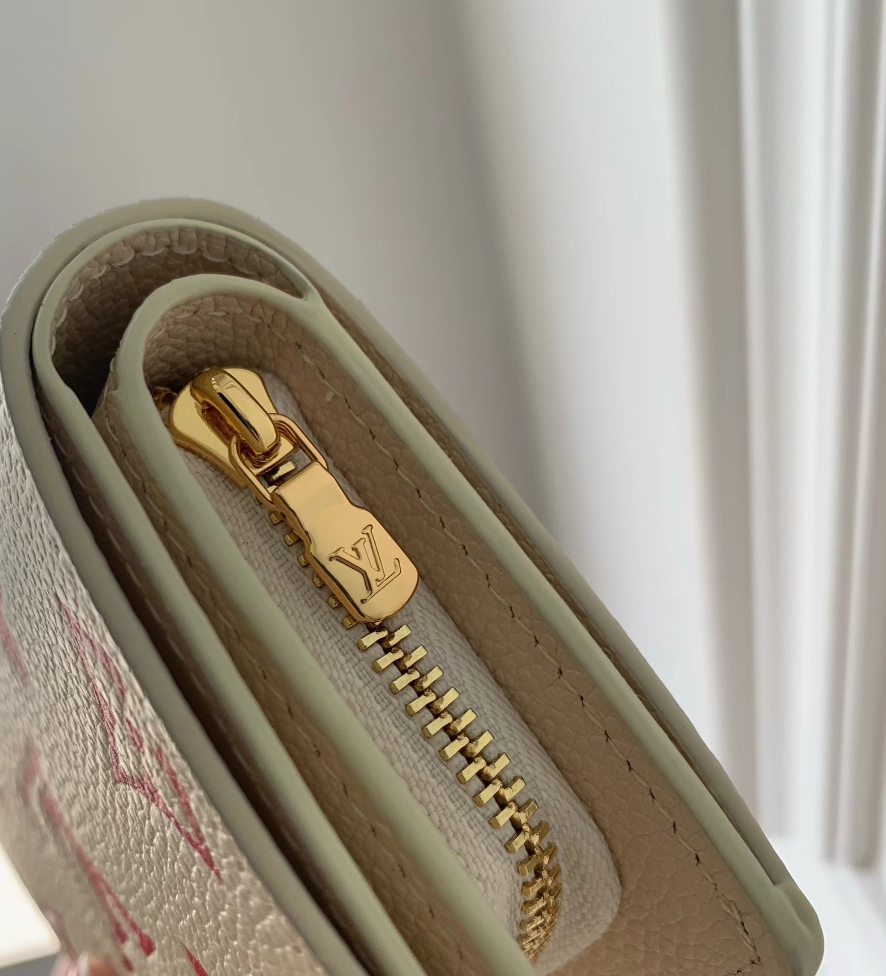 l0*is V*t0n cléa wallet-11*8.5*3.5cm