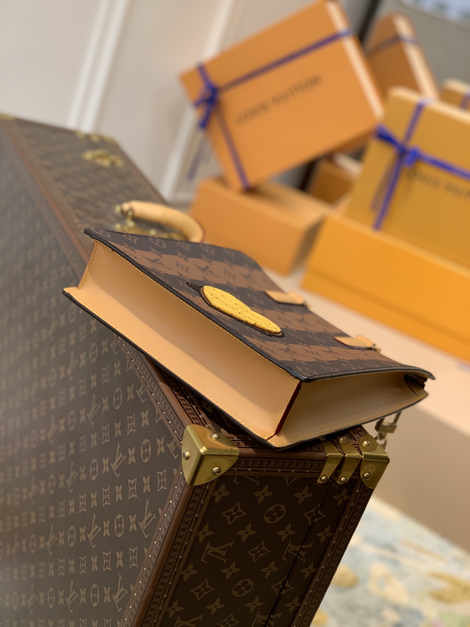 l0*is V*t0n sac plat-26.0 x 28.5 x 6cm