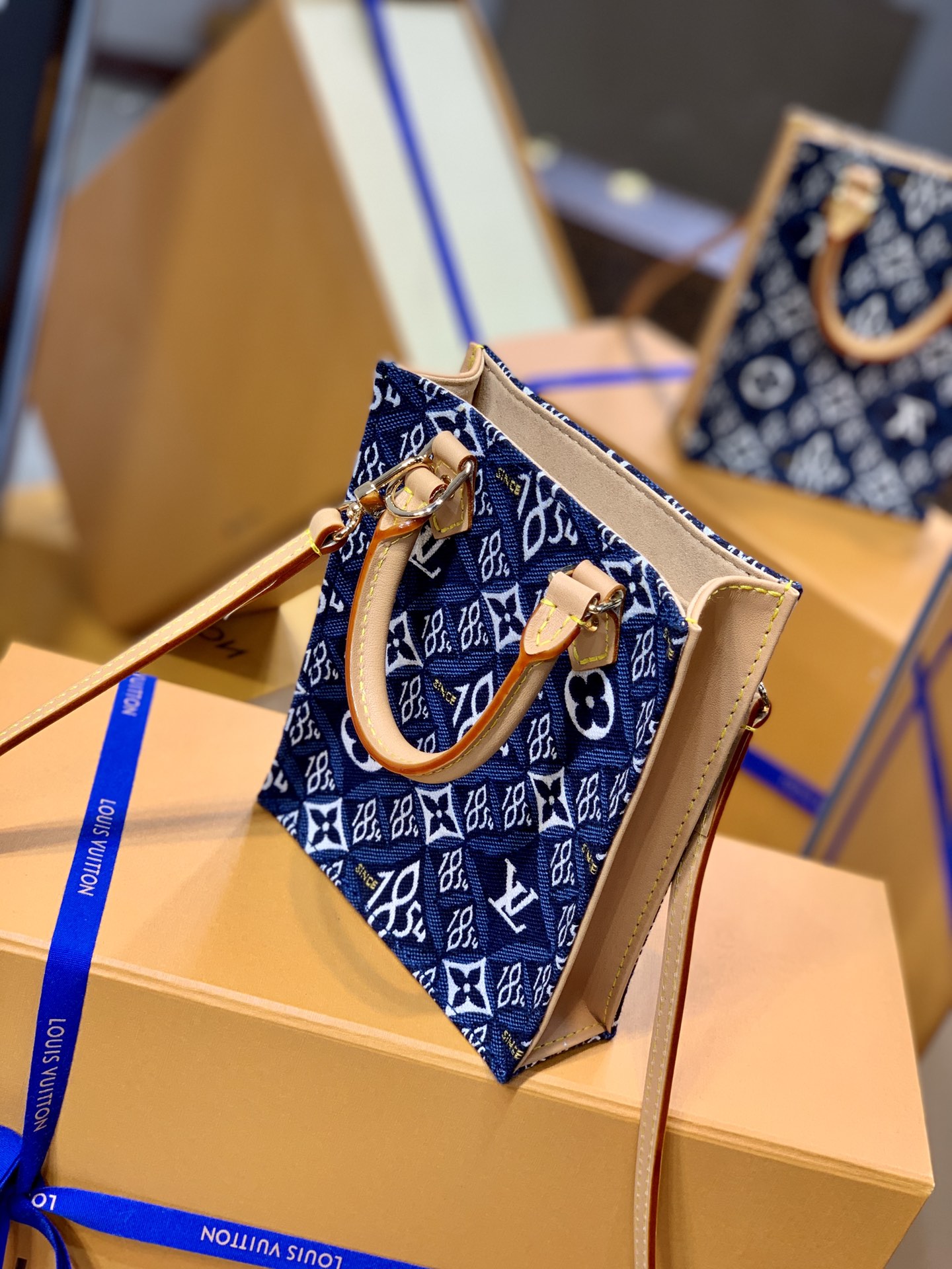 l0*is V*t0n petie sac plat tote-17*14*5.5cm