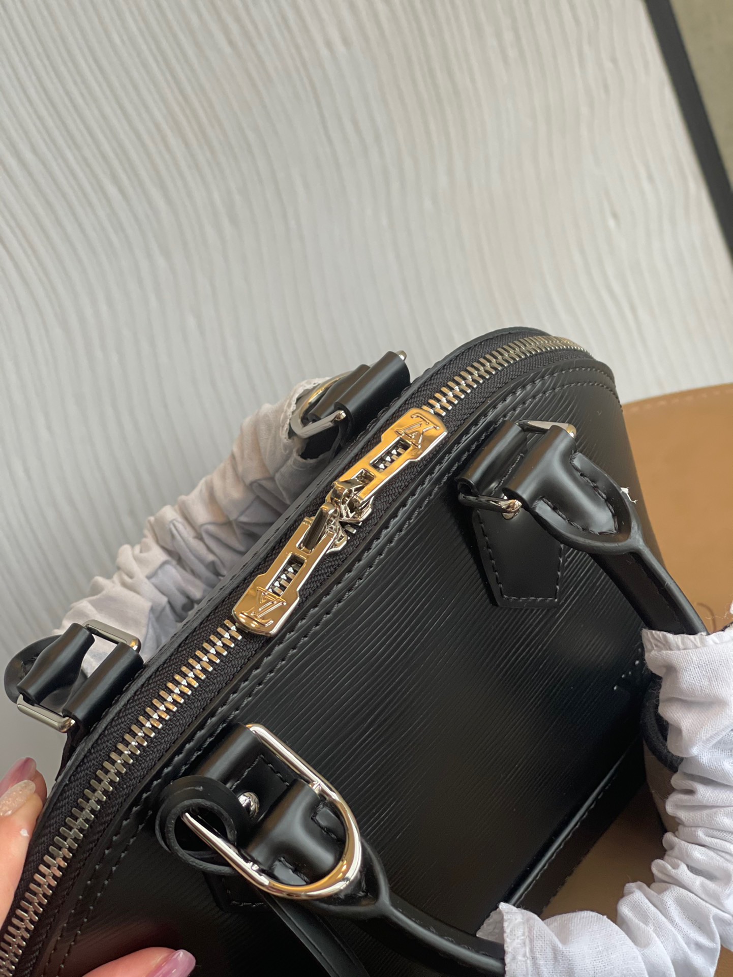 l0*is V*t0n alma bb-25*19*12cm