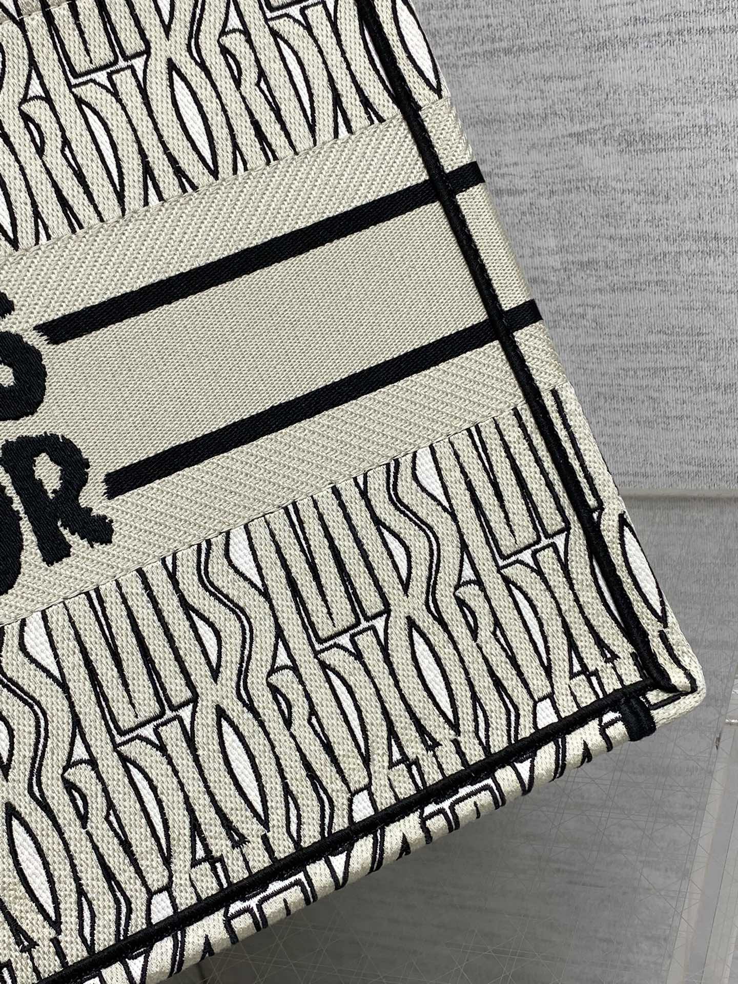 D*or small book tote-36.5cm