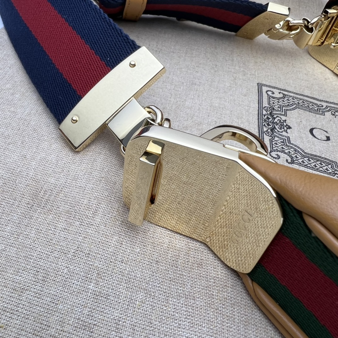 G*u*i attache small shoulder bag-23*22*5cm