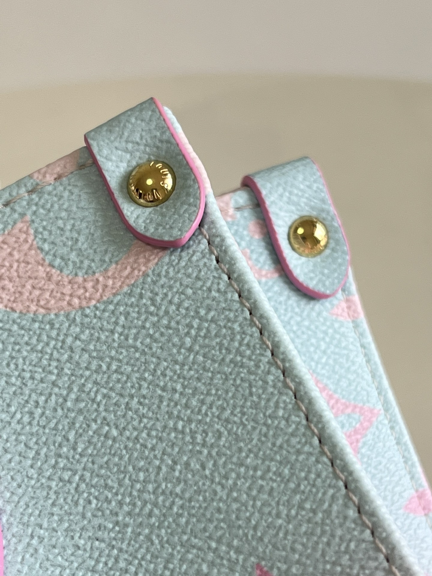 l0*is V*t0n onthego handbag-25*19*11.5 cm