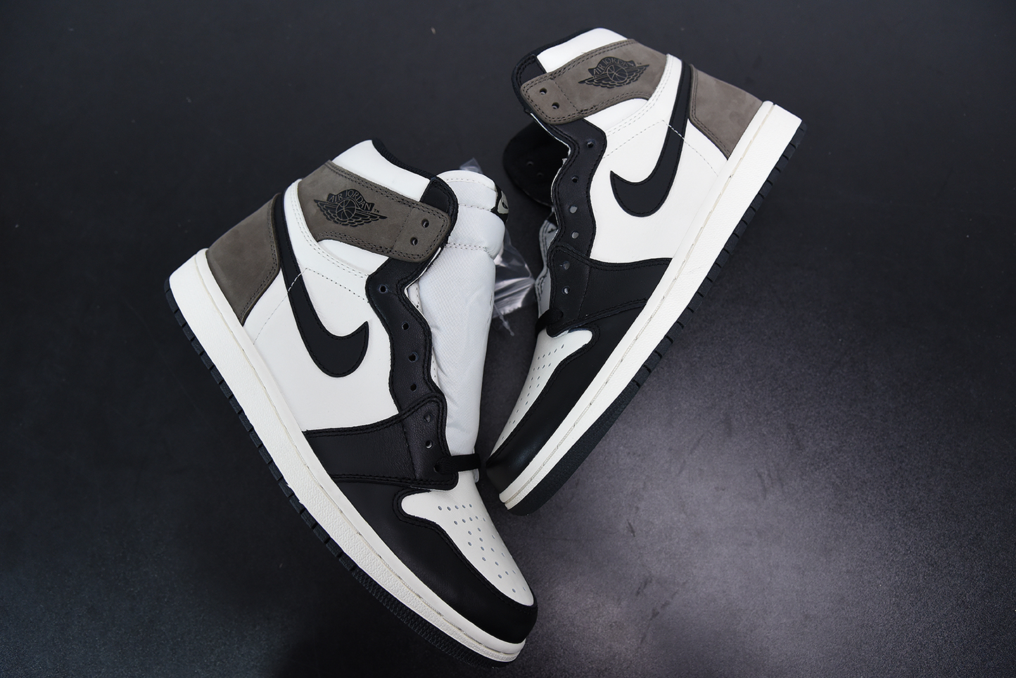 AIR JORDAN 1 HIGH OG “DARK MOCHA” 555088-105
