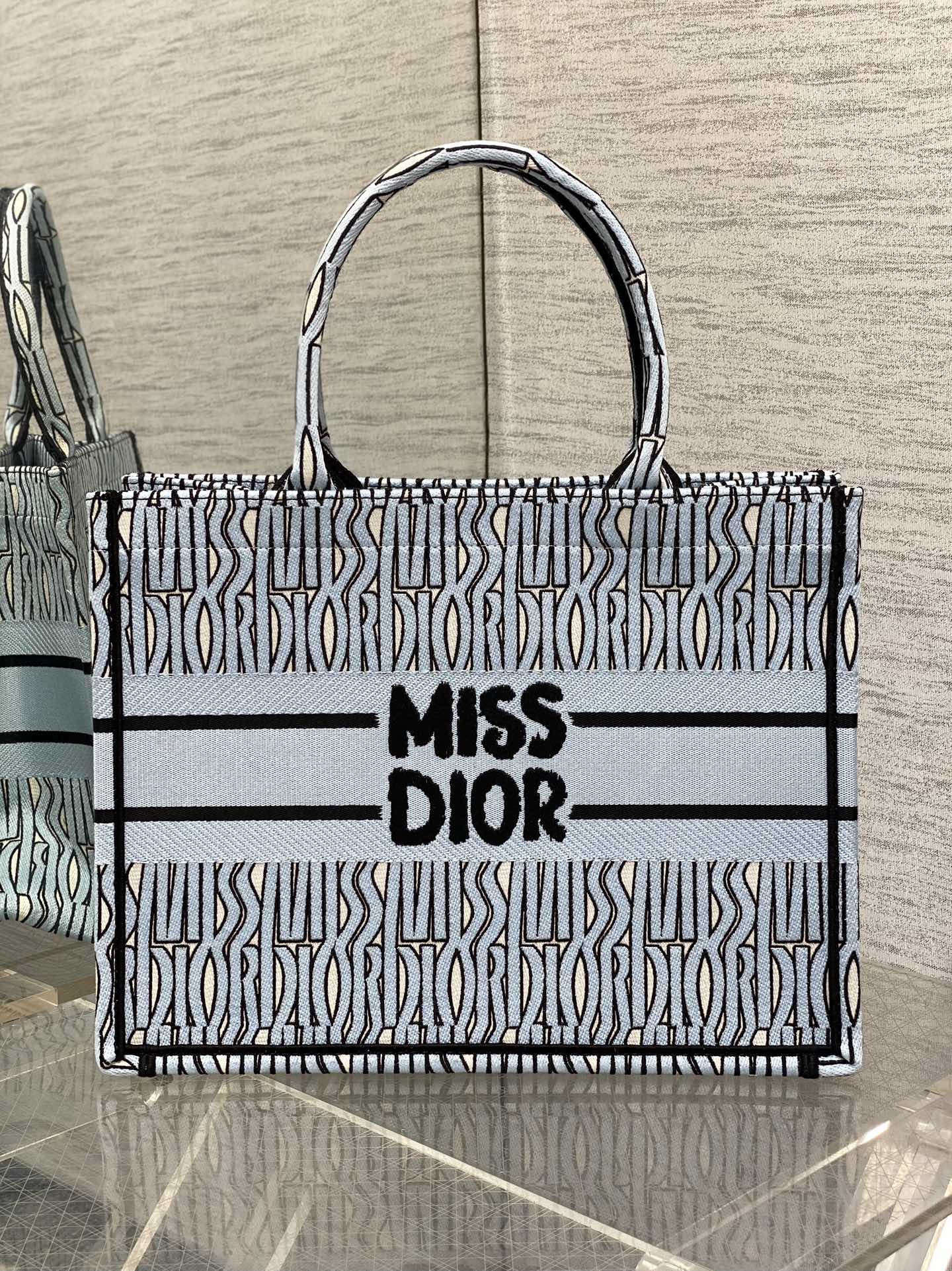 D*or small book tote-36.5cm