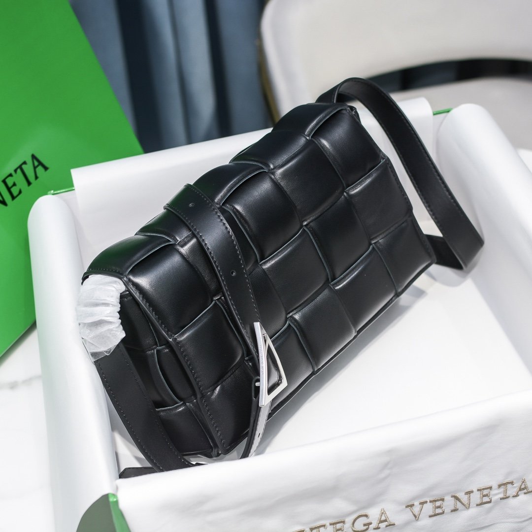 bo*te*ga Ve*ne*ta padded cassette bag-26*18*8cm