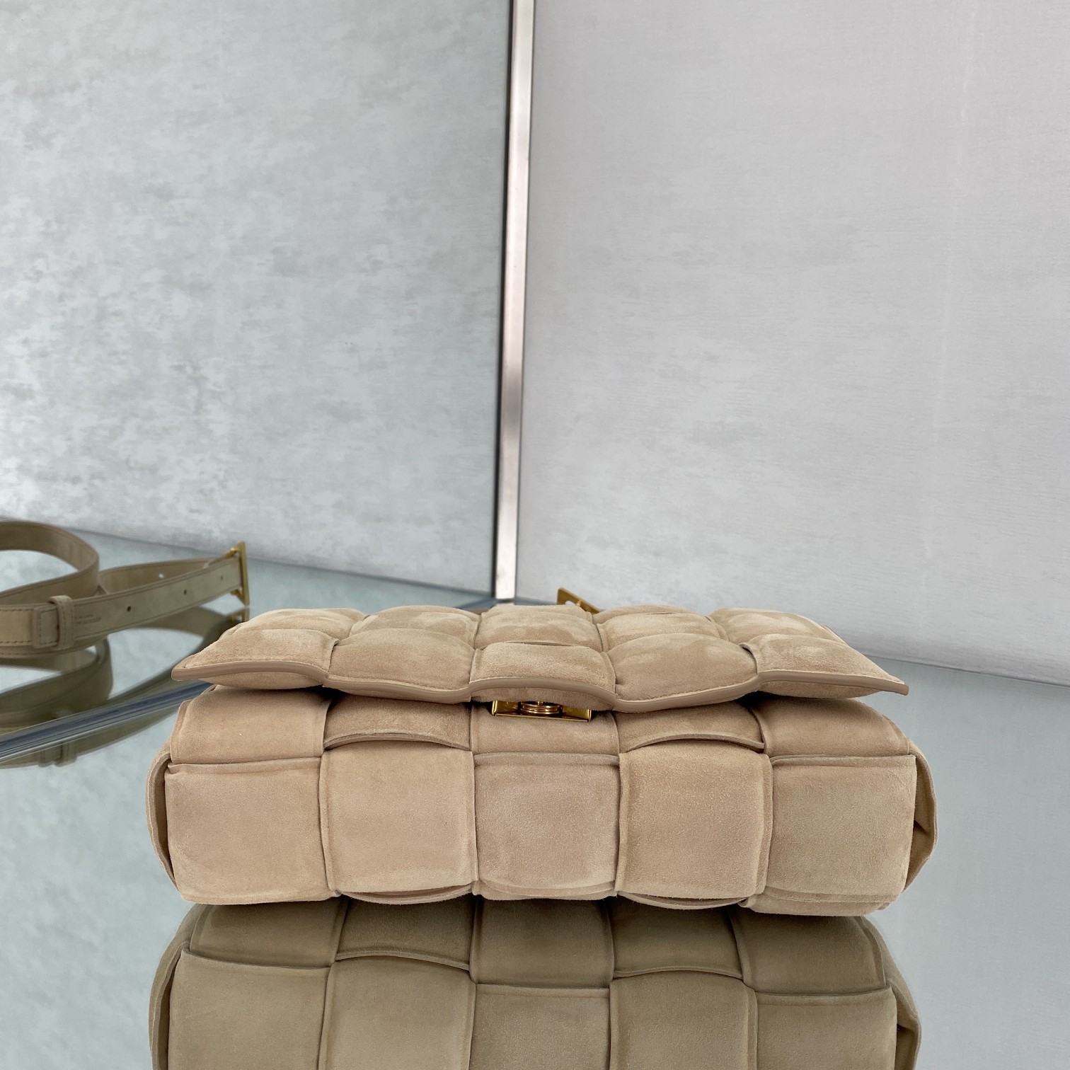 bo*te*ga Ve*ne*ta padded cassette bag-26*18*8cm