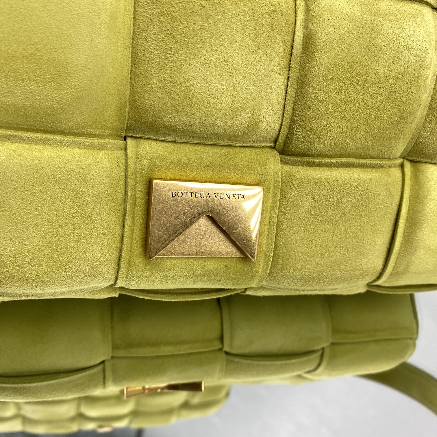 bo*te*ga Ve*ne*ta padded cassette bag-26*18*8cm