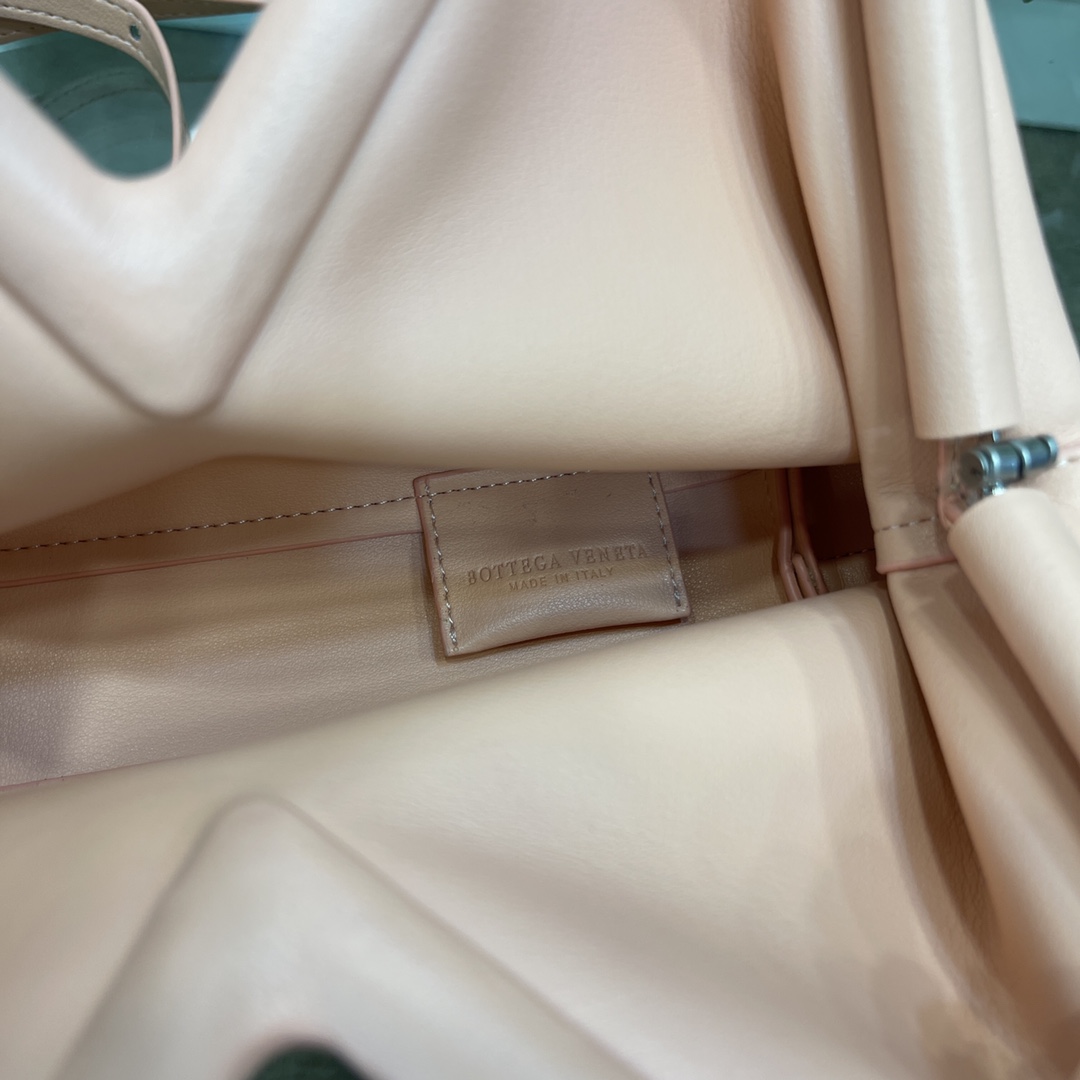 bo*te*ga Ve*ne*ta the triangle bag-24*16*8cm