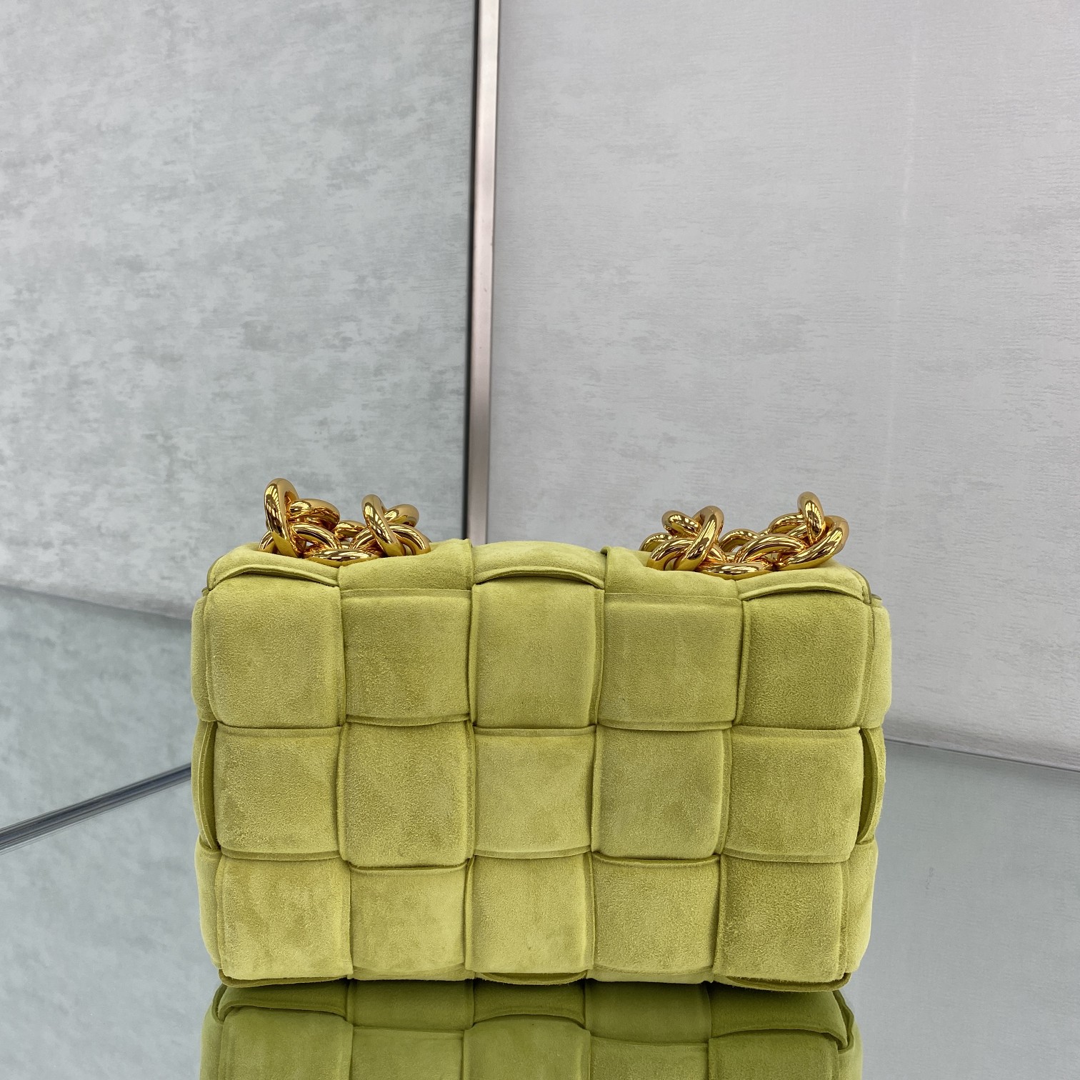 bo*te*ga Ve*ne*ta padded cassette bag-26*18*8cm