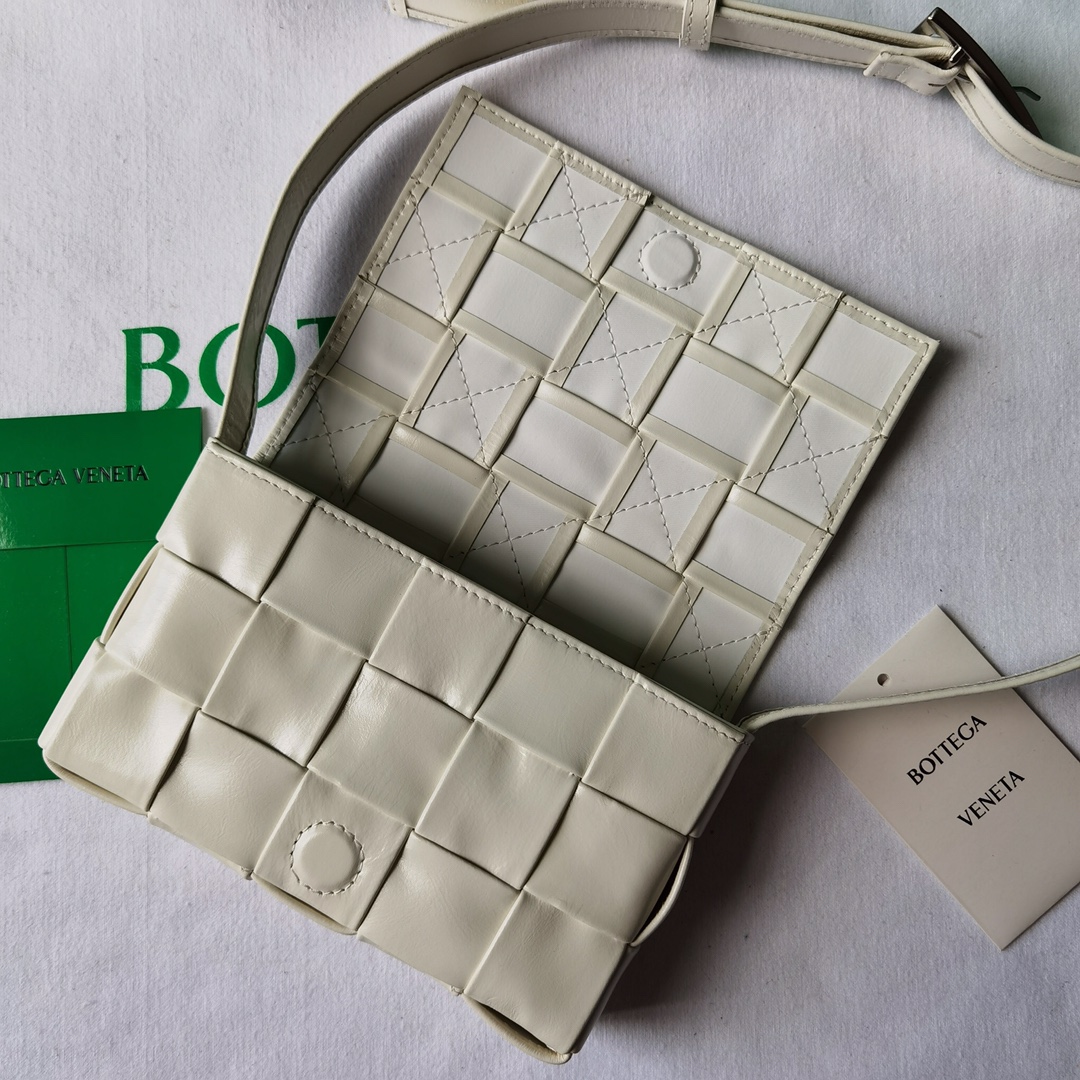 bo*te*ga Ve*ne*ta cassette bag-17.5x10.5x3.5cm