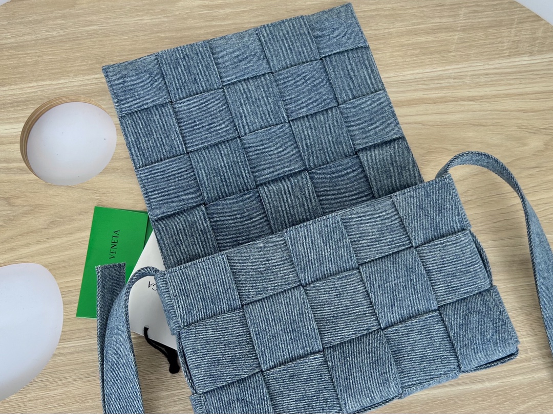 bo*te*ga Ve*ne*ta cassette bag-23x15x6cm